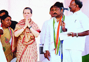 Now, Sonia tries to woo Seemandhra
