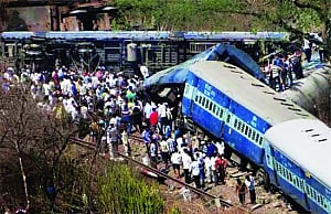 19 killed as train derails
