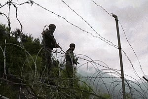 Pak again violates ceasefire along loC
