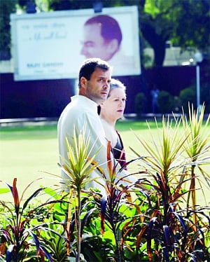 Stay on, all is forgiven, CWC tells Gandhis
