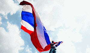 Thai 'Red Shirts' warn of civil war if unelected PM installed