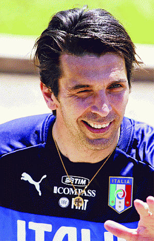 Buffon's separation overshadows Italy training
