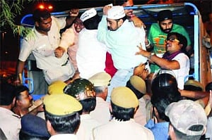 Kejri, AAP back to street politics with arrest drama