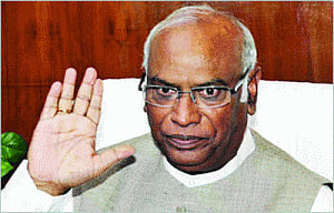 Cong approach will be issue based: Kharge