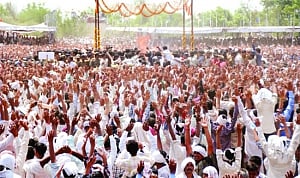 Sea of mourners floods funeral