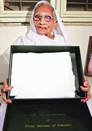 Sari diplomacy! Nawaz sends gift to Modi's mother