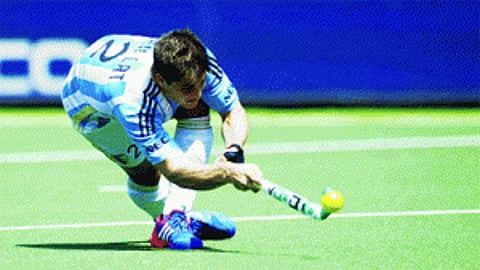 Peillat fires Argentina to top