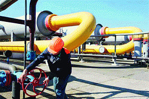 Russia cuts gas supply to Ukraine as tensions grow