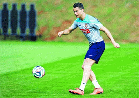 On injured knee, Ronaldo carries Portugal's hopes