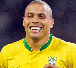 Ronaldo congratulates Klose on matching his World Cup record