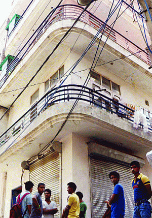Man strangulates wife, daughter to death