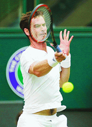 Defending champion Murray eases into quarters