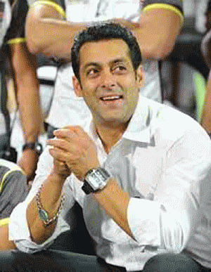 Salman gifts Sidharth a watch on 'EK Villain's' success