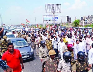 Cong's 'peace' march disturbs serenity on NH24