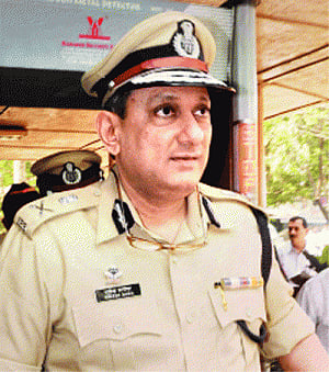 CIC for probe against Mumbai top cop