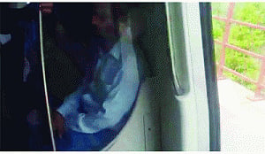 Moving horror! Packed Metro train runs with doors open!