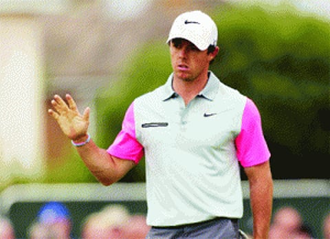 McIlroy stumbles, still leads British Open
