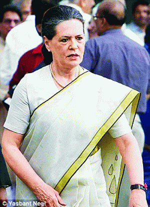 Sonia exhorts party MPs to go full throttle in lS
