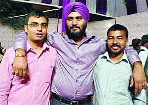 Mystery shrouds death of 3 friends in car