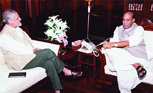 l-G meets Rajnath, discusses political situation in Capital