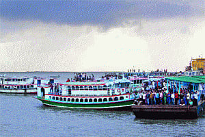 Ferry with 250 passengers onboard sinks in B'desh