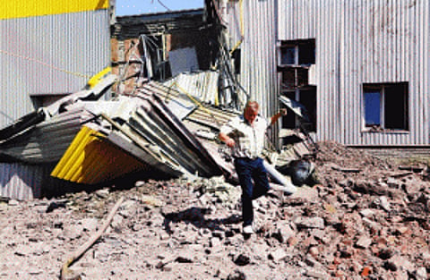 Airstrike on rebel-held Donetsk as Government forces close in