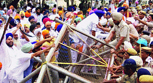 Haryana SGPC men clash with police in Kurukshetra