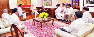 KCR meets PM, discusses survey among other issues