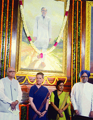 Modi Govt showing false dreams: Sonia