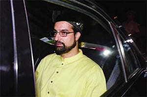 Shabir, Mirwaiz hail Pak