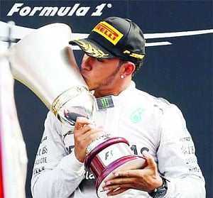 Hamilton pips Rosberg in battle of Mercedes to win at Monza