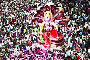 Mumbaikars bid emotional adieu to Ganpati