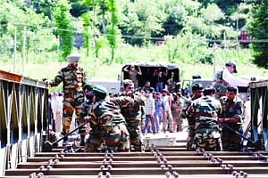 Road link to Srinagar reopens