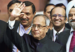 President leaves for Vietnam