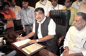 Delay in completion of NH-8 Expressway embarrassing: Gadkari