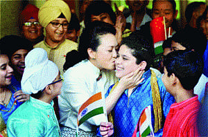 Humming a song, Chinese First lady charms school students