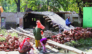 J&K people try to salvage goods as winter nears