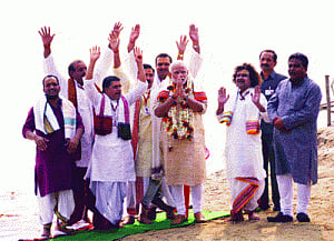 Modi launches Swachchh Bharat in Varanasi