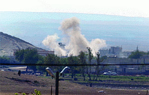 ISIS fighters intensify attack on Syria border town