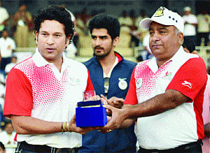 Tendulkar praises amputee CRPF officer
