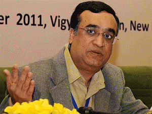 Modi govt misleading public on black money issue: Congress