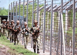 Pak violates ceasefire along IB in Jammu,targets forward posts