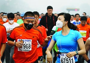 Beijing marathoners don masks to battle smog