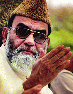 Bukhari escapes immolation bid in Jama Masjid