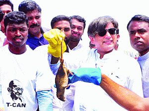 Cong in Kerala prefers to neglect Tharoor acts