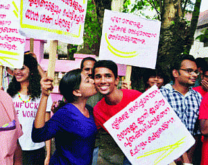 Police, protesters kiss off Kochi's Kiss Day