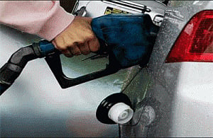Oil extends losses on Saudi price cuts for US markets