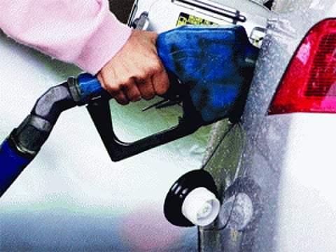 Petrol, diesel rates likely to be cut by Rs1