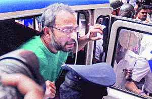 Cops beat up scribes waiting for Ghosh