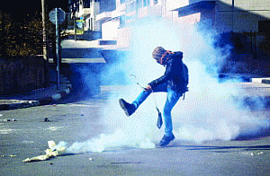 Israelis, Palestinians clash in West Bank